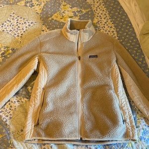 Great quality XL Patagonia Women’s Classic Retro-X Fleece Jacket in neutral!
